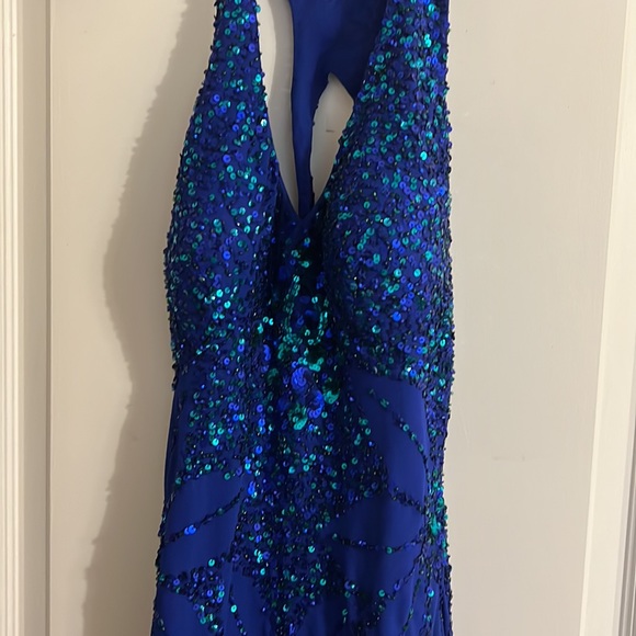 This is a stunner!! Blue and green sequin size 4 Adrianna Papell formal gown - Picture 3 of 7